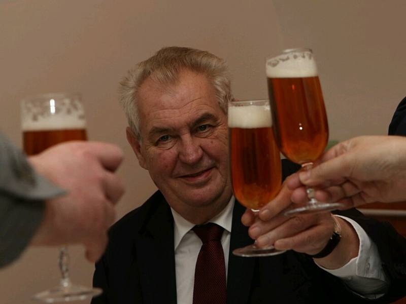 Miloš Zeman si připíjí v Minipivovaru Novosad a syn Hrarrachov.