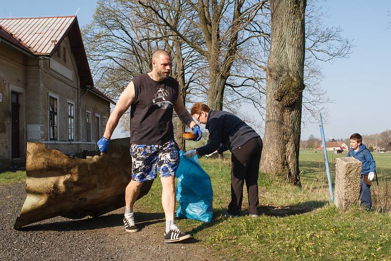 Úklid odpadků v Dolní Řasnici na Liberecku v rámci celorepublikové akce Ukliďme Česko