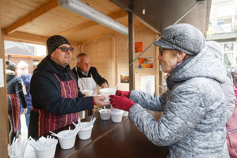 Adventní dýňová polévka se rozlévá před radnicí v Liberci