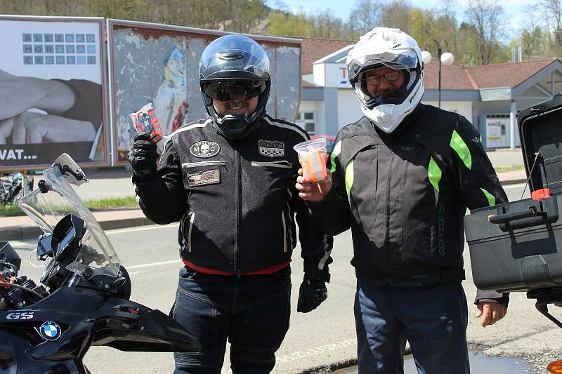 Hezké počasí vylákalo motorkáře v kraji na projížďky. Kontrolovali je policisté