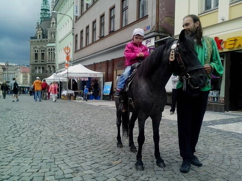 JARMARK. Centrum města v sobotu vypadalo jako v 16. století. Zaplnili ho rytíři v brnění, kejklíři, potulní muzikanti a herci.