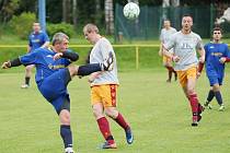 RAPID HRÁL CELÉ JARO DOBŘE. V Mníšku, odkud je snímek, vyhrál 8:1. V šedivém zleva voják Novák a Šikýř. 