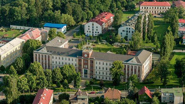 Obchodní akademie, Hotelová škola a Střední odborná škola Turnov na leteckém snímku.