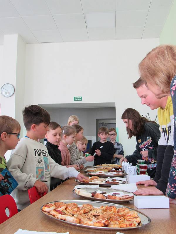 Děti ze ZŠ Lesní v Liberci pořádají Svačiny pro Ukrajinu. Nasbíraly tak už přes 20 tisíc korun.