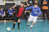 Ve futsal VARTA lize remizoval FTZS Liberec (černo-červené dresy) na domácím hřišti s Helasem Brno 2:2.