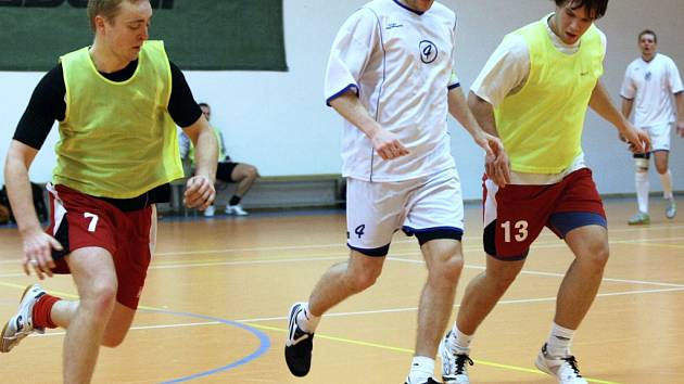 LRS PRAŠIVKY B. Prakticky celou zimu se hrál v „banánové“ hale Tipsport areny okresní futsal.