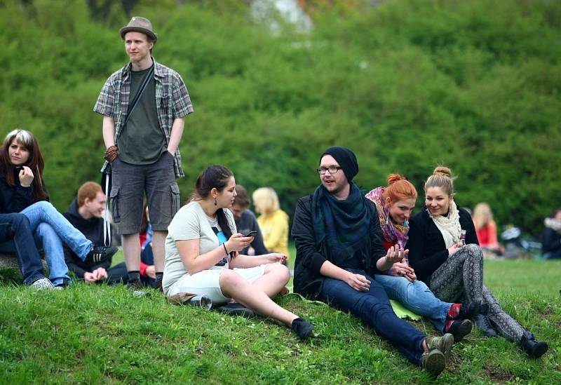 DVANÁCTÝ MAJÁLES ovládlo devět kapel a jedno divadlo.