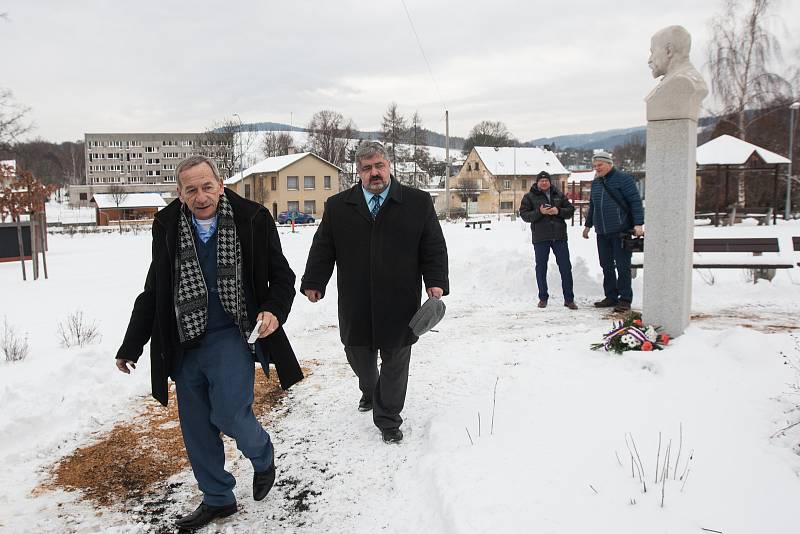 Senátor Jaroslav Kubera navštívil Chrastavu. Po prohlídce místního hasičského muzea se přesunul na radnici, kde proběhla diskuze s občany.