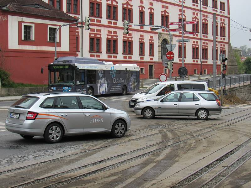 I přes zákazy se řidiči snaží projet ulicí Rumunskou nebo 8. března. Často to berou i pěší zónou v Moskevské ulici, která na průjezd aut není uzpůsobena.