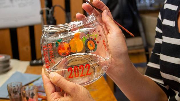 V heřmanické sklárně Spider Glass vyrábí unikátní skleněné medaile pro letošní 10. ročník soutěže.