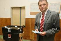 Člen vedení liberecké ČSSD Robert Dušek také v pátek vhodil svůj hlas do urny.