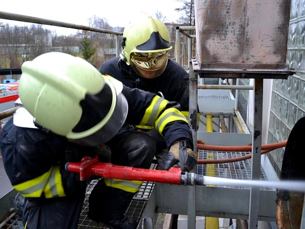 U požáru odsávacího potrubí v průmyslovém objektu zasahovalo pět hasičských jednotek. Na třicet lidí bylo z haly evakuováno.