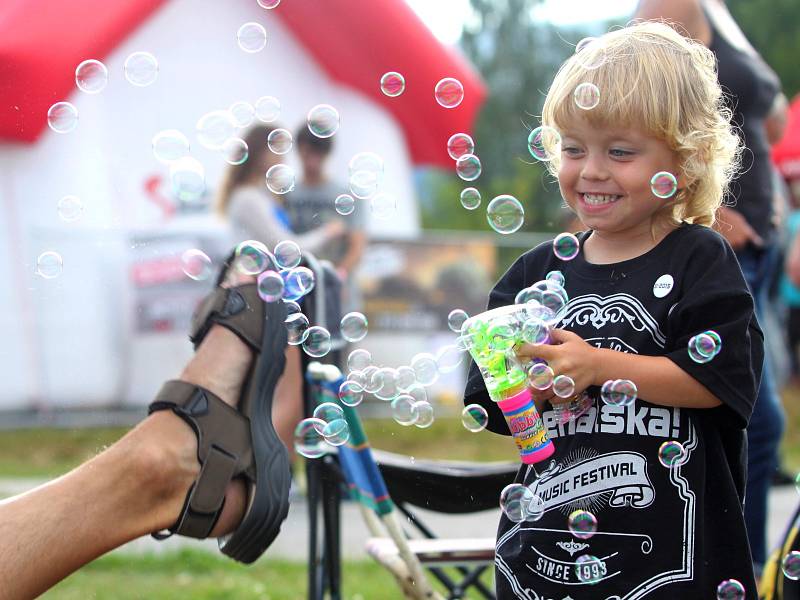 BENÁTSKÁ. Ve Vesci začal 23. ročník festivalu. Zahájily ho kapely z Hanspaulky.