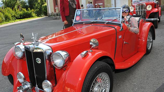 SPORTOVNÍ JÍZDA VLASTY BURIANA má za sebou první ročník. Zúčastnila se ho i liberecká posádka Jaroslav Buriánek a Hana Pešková s vozem britské výroby  Morris 8 tourer z roku 1936.  Zvláštní cenu, repliku auta Vlasty Buriana si do Prahy odvezl Attilio Škvo