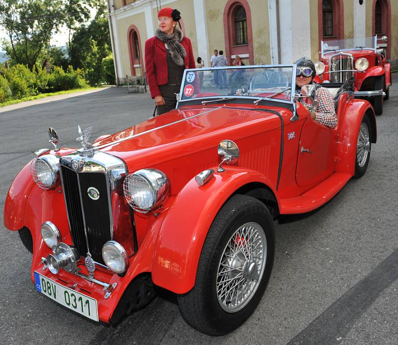 SPORTOVNÍ JÍZDA VLASTY BURIANA má za sebou první ročník. Zúčastnila se ho i liberecká posádka Jaroslav Buriánek a Hana Pešková s vozem britské výroby  Morris 8 tourer z roku 1936.  Zvláštní cenu, repliku auta Vlasty Buriana si do Prahy odvezl Attilio Škvo