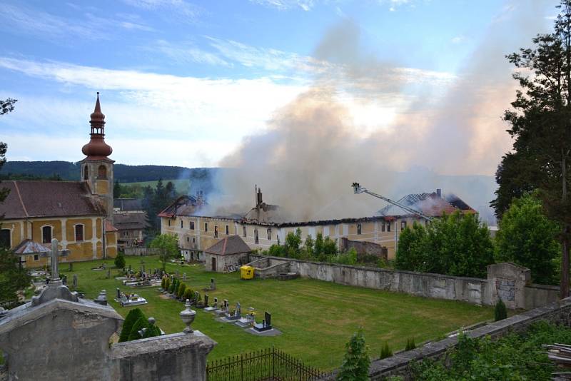 K požáru skladu dřevního materiálu se sjelo 12 jednotek hasičů.