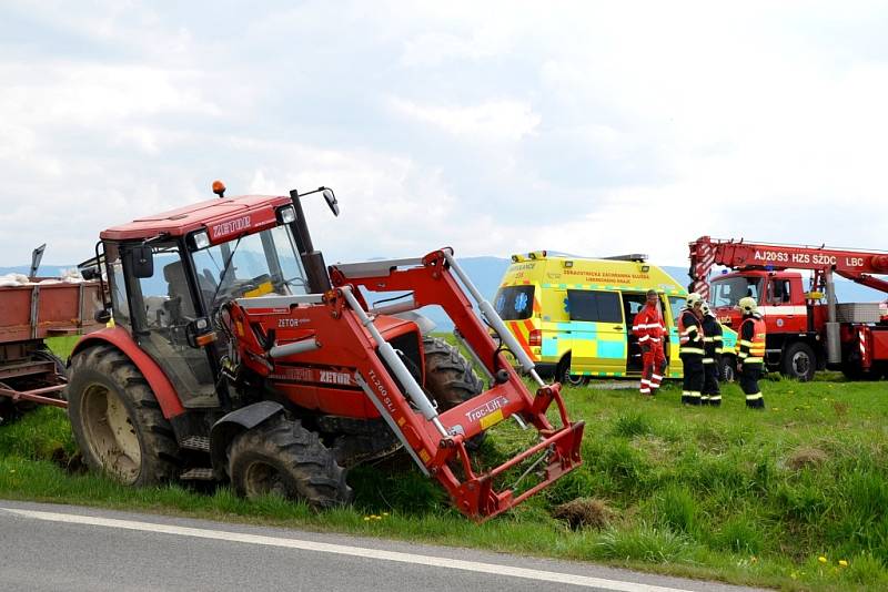 Při srážce osobního automobilu s traktorem na Frýdlantsku se lehce zranila mladá řidička.