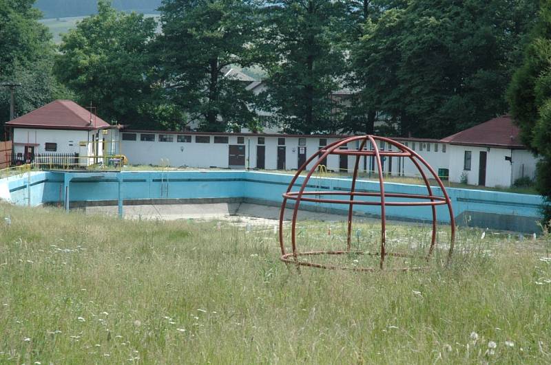 KOUPALIŠTĚ. V současné době je vypuštěné a nevyužité. Areál chátrá.  Brzy by to mohl být kemp, který přiláká turisty.