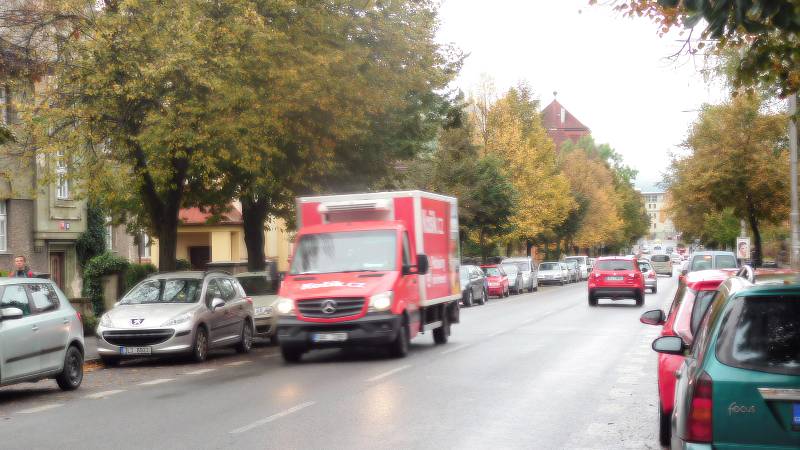 Řidič, který vyjíždí ze Studentské ulice na frekventovanou třídu, má přes zaparkovaná auta šanci vidět maximálně autobus.