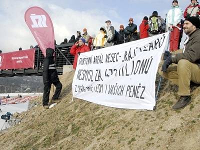 Během světového šampionátu v lyžařském areálu Vesec v Liberci mohla lyžařská elita světa sledovat demonstraci ochránců přírody, odpůrců dovážení sněhu z Jizerských hor a Strany zelených. 