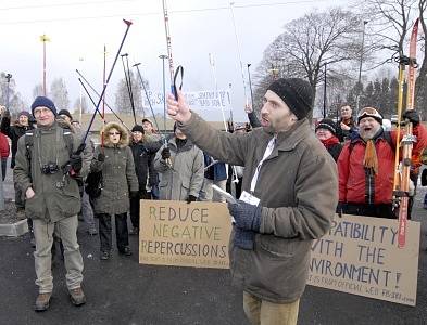 Během světového poháru v lyžařském areálu Vesec v roce 2008 mohla lyžařská elita světa sledovat demonstraci ochránců přírody, odpůrců dovážení sněhu z Jizerských hor a Strany zelených. V čele demonstrantů stojí krajský předseda SZ Jan Korytář. 