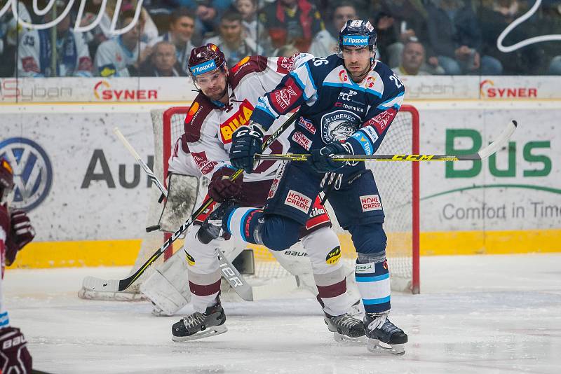 Druhý zápas předkola Generali play off Tipsport extraligy ledního hokeje se odehrál 7. března v liberecké Home Credit areně. Utkaly se celky Bílí Tygři Liberec a HC Sparta Praha. Na snímku zleva Zbyněk Michálek a Petr Jelínek.