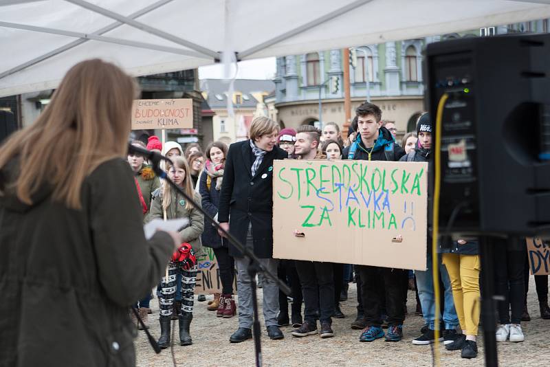 Dne 15.3. proběhla na náměstí Dr. E. Beneše stávka studentů na podporu boje za životní prostředí.