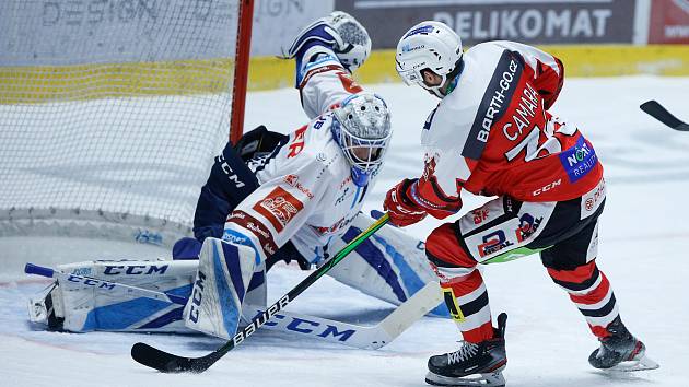 Hokejové utkání Tipsport extraligy v ledním hokeji mezi HC Dynamo Pardubice (v červenobílém) a HC Bílí Tygři Liberec ( v bíločernémv pardudubické enterie areně.