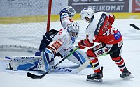 Hokejové utkání Tipsport extraligy v ledním hokeji mezi HC Dynamo Pardubice (v červenobílém) a HC Bílí Tygři Liberec ( v bíločernémv pardudubické enterie areně.