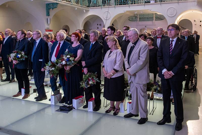 V rámci slavnotního večera získalo Poctu hejtmana Liberecého kraje za rok 2022 osm osobností.