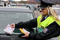 LETÁKY S RADAMI jak zabezpečit auto a nedat zlodějům šanci, rozdávali liberečtí policisté před OC Globus. 