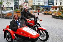 Před čtyřmi lety vedli Starostové Jan Farský a Václav Horáček kampaň společně. Teď poveze na motorce štafetu Starostů, kteří opustili koalici s TOP 09 a nově vsadili na lidovce už jen Jan Farský.