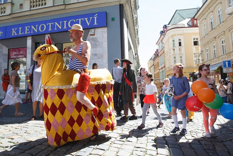 Libercem prošel průvod masek, který odstartoval festival loutkového divadla Mateřinka.