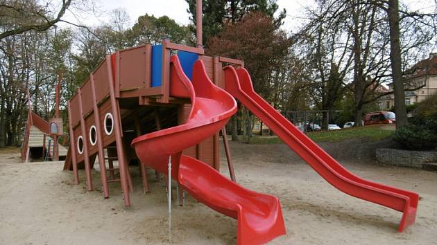 Odbor ekologie a veřejného prostoru nechal v roce 2019 repasovat jeden z nejnavštěvovanějších herních prvků „Loď“ na dětském hřišti v parku Prokopa Holého.