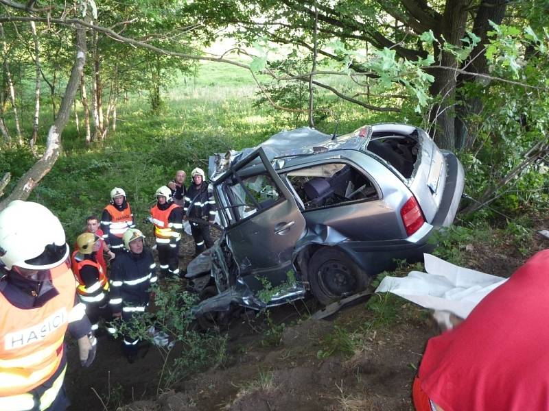 Tragická dopravní nehoda v Doníně. Zemřeli mladí lidé.