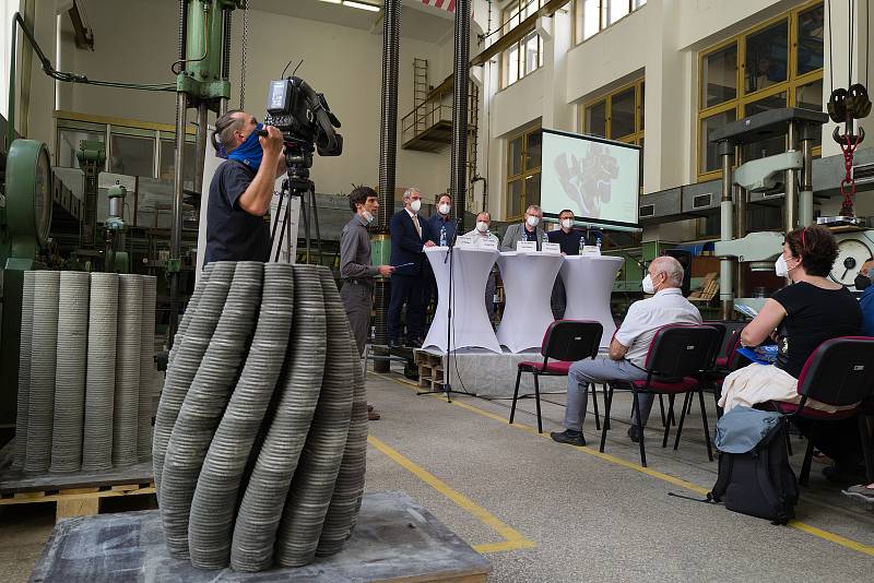Tisková konference, na které TUL a ČVUT představily 3D tisk z betonu v projektu 3D Star.