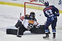 Utkání předehrávky 19. kola hokejové extraligy: Bílí Tygři Liberec - HC Sparta Praha, 29. září 2020 v Liberci. Jaroslav Vlach střílí první gól Liberce. Vlevo je brankář Sparty Matěj Machovský.