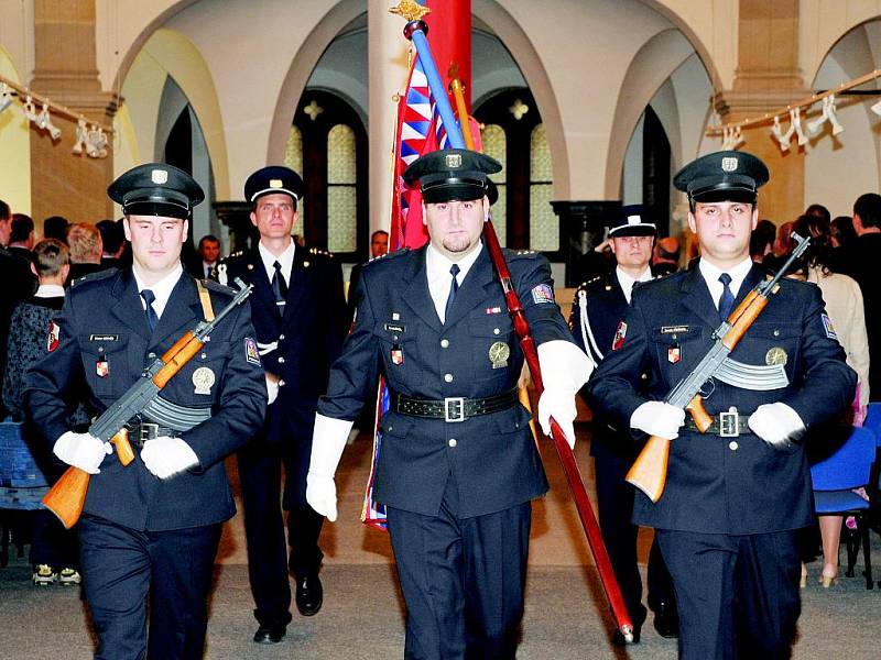 MUZEUM ZAPLNILI POLICISTÉ A ZÁCHRANÁŘI. Severočeské muzeum v Liberci včera vytvořilo důstojnou atmosféru oceňování všech záchranářů, kteří udělali něco navíc pro druhé. 