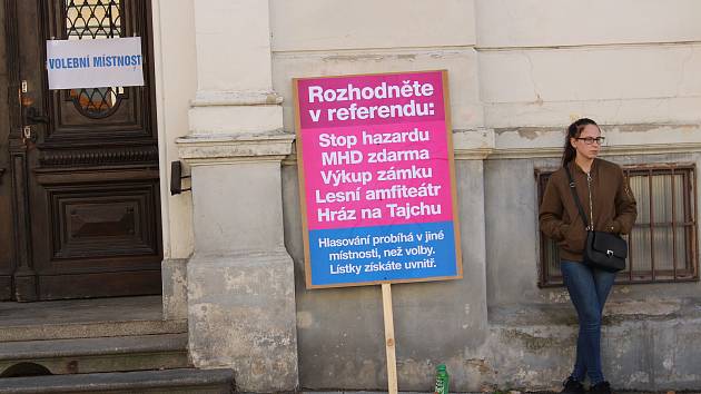 5. - 6. října proběhlo v Liberci místní referendum. Lákali k němu brigádníci s poutači.