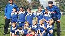 SLOVAN LIBEREC U9. Zleva stojí trenér Peřina, Zelenka, Suska, Mrijaj, Egrt, Pour a trenér Volšík. Zleva sedí: Vacek, Jakubu, Pozler, Dušák, Reichl a ležící gólman Cakl.  