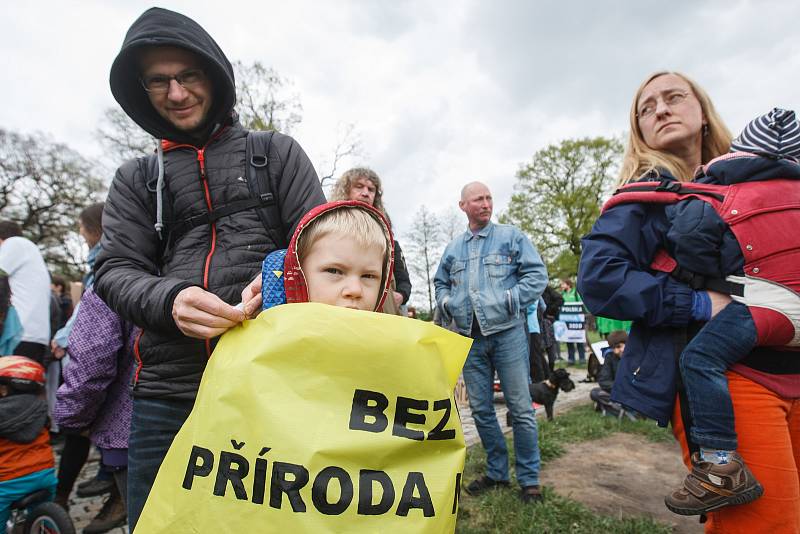 Živý řetěz proti rozšiřování dolu Turów na česko-polsko-německém Trojzemí.