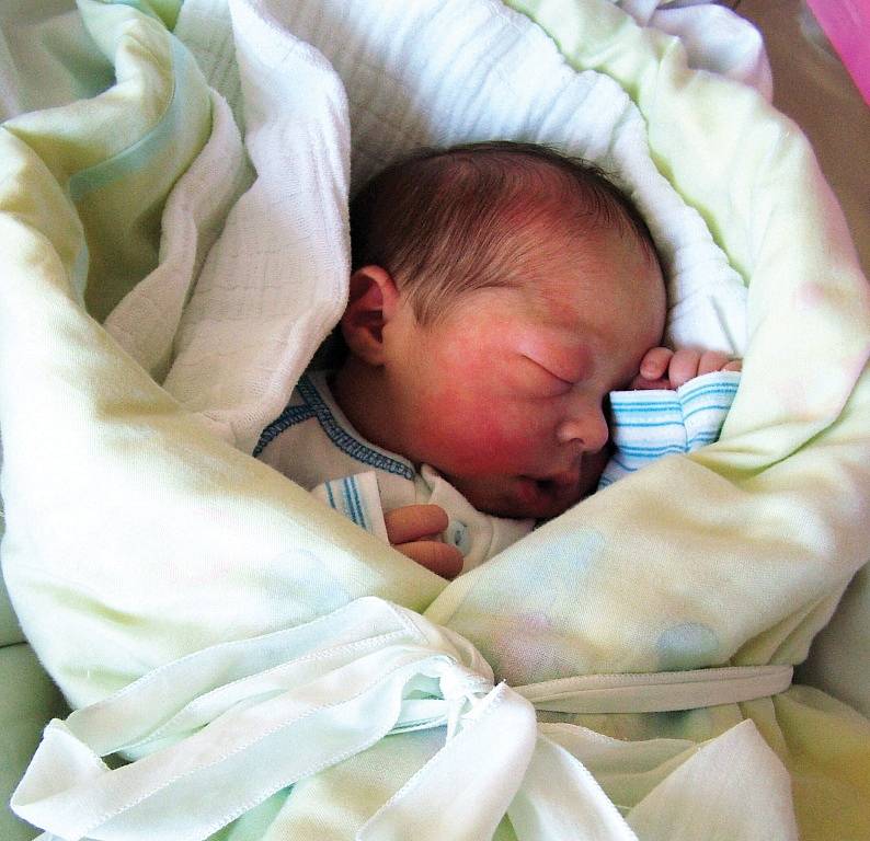 Mamince Zuzaně Tučkové z Liberce se 13. března narodil syn Dominik Tuček. Měřil 46 cm a vážil 3,2 kg. 
