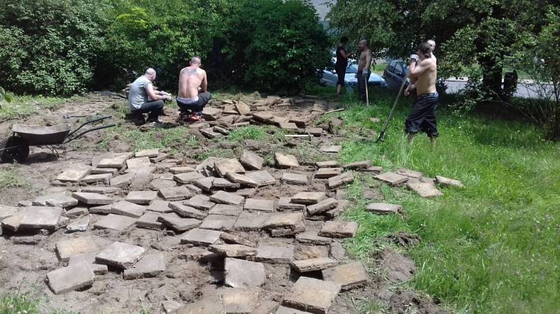 Odsouzení z Vazební věznice Liberec pomáhají ve městě.