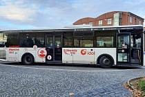 Krajské autobusy mají nové polepy, propagují služby IDOL.