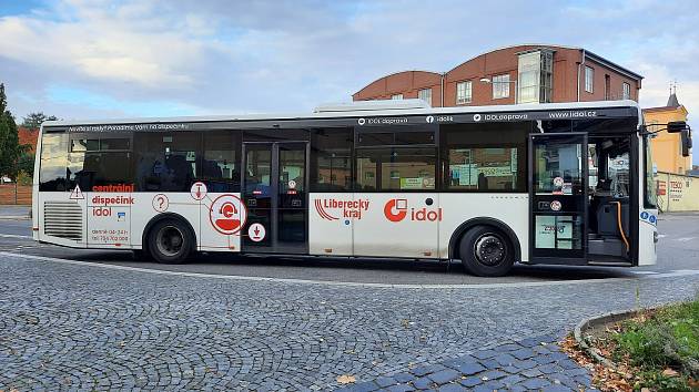 Krajské autobusy mají nové polepy, propagují služby IDOL.