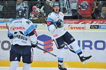 Utkání 24. kola hokejové extraligy: Bílí Tygři Liberec - HC Kometa Brno, 2. prosince 2018 v Liberci. Taylor Doherty z Liberce se raduje z gólu. Vlevo je Tyler Redenbach z Liberce.