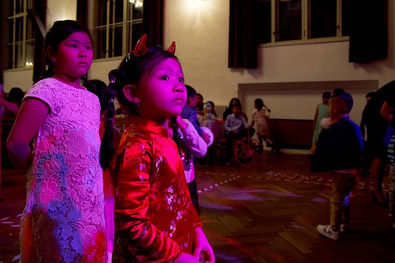 Vietnamská komunita z celého Liberecka si v sobotu večer připomněla dva tisíce let starý svátek Středu podzimu, vietnamsky TrungThu.