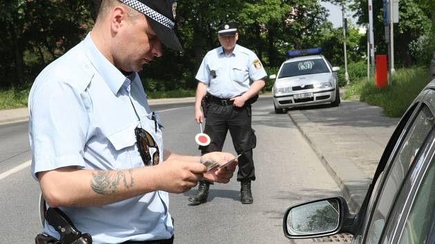 Dopravní značku zákaz vjezdu denně poruší desítky řidičů. Uzavřený úsek v ulici Milady Horákové tak musí několikrát denně kontrolovat městská i státní policie.