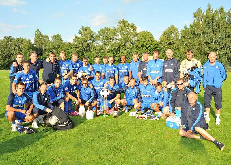 OBHÁJILI TROFEJ. Fotbalisté Slovanu Liberec turnaj v Nové Včelnici ovládli, stejně jako loni.