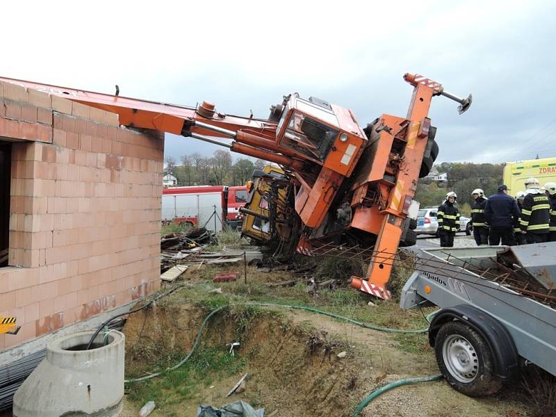 V Minkovicích na Liberecku se převrátil při skládání materiálu autojeřáb. Jeho rameno zasáhlo rozestavěný rodinný dům.